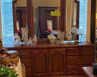 Thomasville “Fisher Park” solid oak dresser with mirror