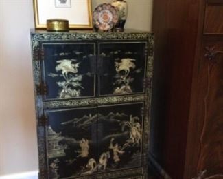 Chinoiserie cabinet 
