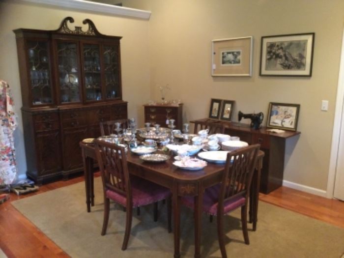 Berkey  & Gay Table w/ 5 leaves.  64” by 44” without leaves. Expands to 119” long with all 5 leaves.