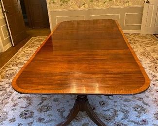 Very Nice Banded English Dinning Table with 3 leaves. 
