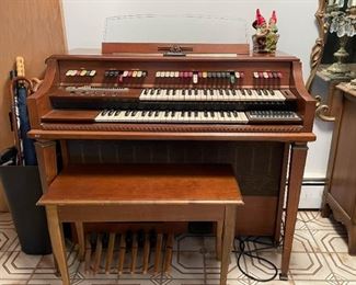 Thomas Solid State Organ (Photo 1 of 3)