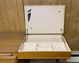 Vintage MCM Vanity (mirror is broken), Photo 3 of 3