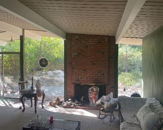 This Iconic Eichler home was own by its original owner who bought it in 1964.. The first tract in this Eichler Thousand Oaks community. The furniture in this home was mostly purchased in the 60’s. Mrs. Warren collected 100’s of Madame Alexander dolls as an investment... They are mostly in their original boxes and pristine! She also collected nice China, colored glass & crystal. 