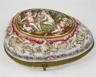 ANTIQUE 19TH C PORCELAIN CAPODIMONTE TRINKET BOX GILDED HINGE CHERUB PLAYING $175   plus shipping                                                          DETAILS:
Antique (1830 - 1890)
Porcelain Capodimonte 
Trinket Box
Hinged
Hand Painted 
Cherub Playing Scene
Gold Gilding Accent Ormolu Mount Hinge and Clasp
Decorated Lining 
Measurement: 7.5" L x 5" W x 5" H