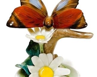 VINTAGE HEREND 9306 BROWN BUTTERFLY DAISY FLOWER HAND PAINTED FIGURINE HUNGARY $180 plus shipping
 
Details:
Herend
Brown Butterfly on Daisy
9306
Hand Painted
Measurements: 
Herend Backstamp 
Made in Hungary