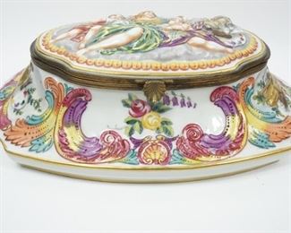 ANTIQUE 19TH C PORCELAIN CAPODIMONTE GUILD JEWELRY VANITY DRESSER BOX LINED 13" 
 $300 plus shipping
 
DETAILS:
Antique (1830 - 1890)
Porcelain Capodimonte 
Jewelry Box / Vanity Dresser Casket 
Hinged
Hand Painted 
Deep High-relief Victory Scene on Lid 
Gold Gilding Accent Hinge and Shell Clasp
Velvet Lining
Measurement: 13" L x 9" W x 5" H 
 
Condition:  Good vintage condition.  