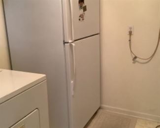 Whirlpool top freezer fridge 