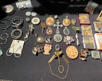 EARRINGS, BROOCHES AND PENDANTS