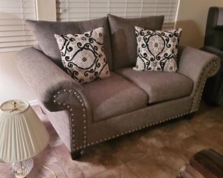 ($245) Beautiful Like New Love Seat with 2 throw Pillows