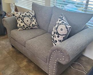 ($245) Beautiful Like New Love Seat with 2 throw Pillows