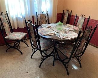 Dining Room Table - 2 leafs - 6 chairs (wrought iron)