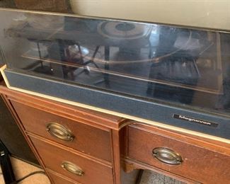 Magnavox stereo with turntable and speakers
