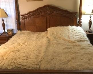King size bed, twin mattresses with remote. This is a set of 6 pieces 