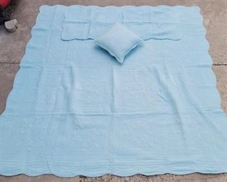 200 - Quilt w/ 2 Pillow Cases + Pillow 84" x 86"