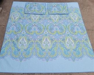 201 - Quilt w/ 2 Pillow Cases 84" x 86"