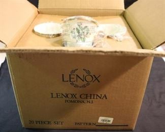 216 - Lenox Holiday 4-piece Place Setting - NEW in box 20 pieces 4 cups & saucers 4 Dinner Plates 4 Lunch Plates 4 Bread & Butter Plates