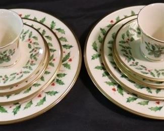218 - Lenox Holiday 2-piece Place Setting (10pcs) 2 cups & saucers, 2 Dinner Plates, 2 Lunch Plates & 2 Bread & Butter Plates