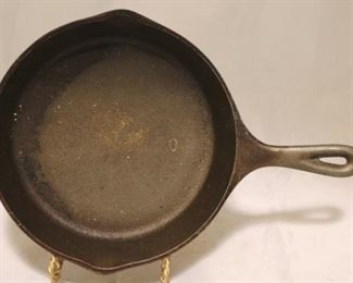 412 - 9" Lodge Cast Iron Skillet