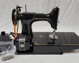 
529 - Vintage Singer Featherweight Sewing Machine 15 L x 10 h x 7 d