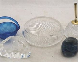 915 - 5 Assorted glass items