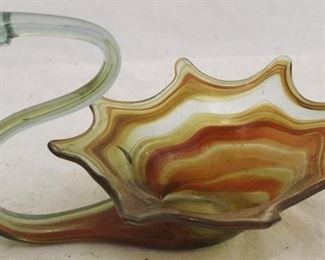 930 - Art glass swan 12 1/2 x 8