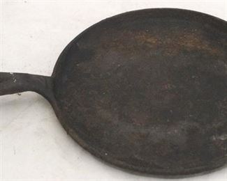932 - Cast iron frying pan 13 x 9