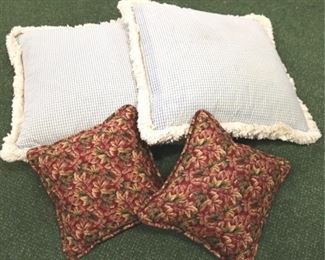 2640 - 4 Decorative pillows
