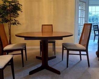 Danish Mid Century Modern Round Table, 2 Leaves and 4 Chairs by Dillingham