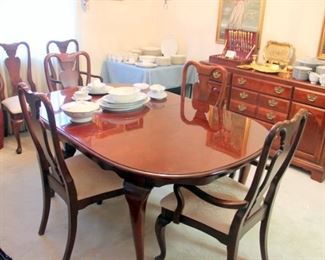 American Drew Dining Room Table with 8 Chairs & 2 Leaves
