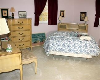 Vintage Ash Bedroom Set (Queen Bed & Mattress Set, Chest of Drawers, Vanity with Bench, Dresser with Mirror, End Table)