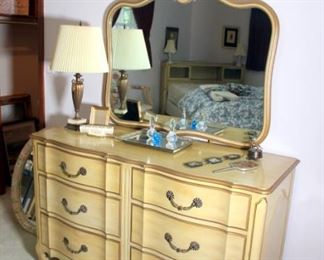 Vintage Ash Bedroom Set (Queen Bed & Mattress Set, Chest of Drawers, Vanity with Bench, Dresser with Mirror, End Table)