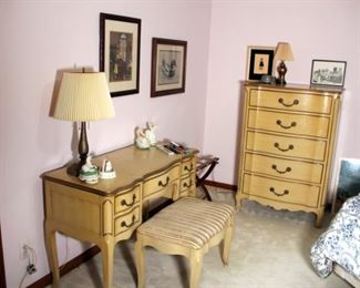 Vintage Ash Bedroom Set (Queen Bed & Mattress Set, Chest of Drawers, Vanity with Bench, Dresser with Mirror, End Table)