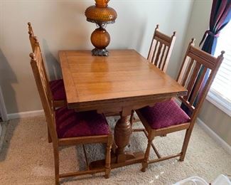 Beautiful 1930's Draw-Leaf table with 4 chairs