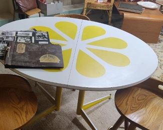 Love love love this mid century fun table