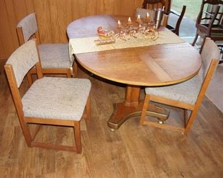 Solid oak dining room table, 4 upholstered chairs