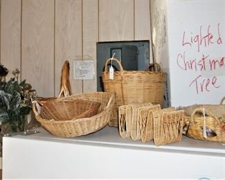 Wicker baskets, artificial Xmas tree (lighted)