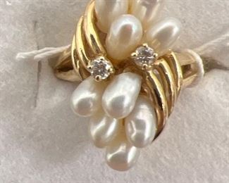 Yellow gold ring with pearls and diamonds size 5.5