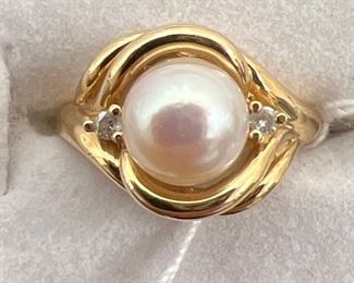 14 K gold pearl ring with diamonds size 6.5