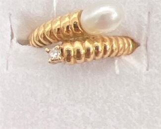 14k gold with pearls and diamonds ring size 6