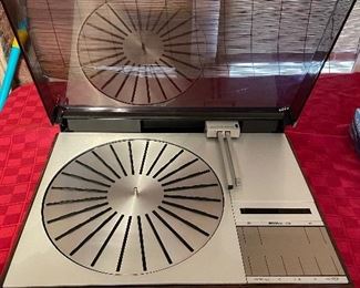Bang & Olufsen - Beogram 4002 Turntable with Rosewood deck.
