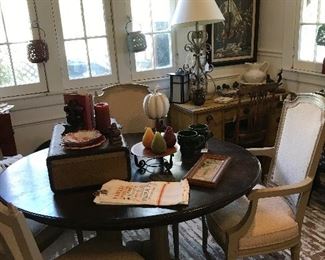 Round dining table with 4 chairs 