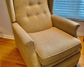 Ladies recliner Chair w/wheels 29"×33"×40"(16"-seat) $95
(Matching King headboard avail)