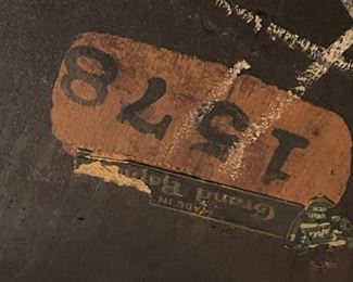 IMPERIAL FURNITURE Grand Rapids Round Entryway Pedestal Table