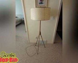 MidCentury Tripod Floor Lamp, Excellent Condition, from Smoke and Pet Free Home