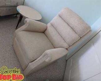 Recliner, Like New, from Smoke and Pet Free Home