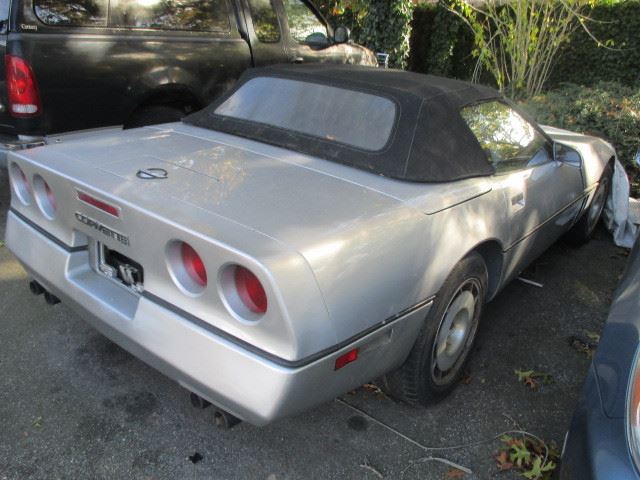 1986 CORVETTE CONVERTIBLE  150,000 MILES SILVER ~ NEEDS BACK OF TRANSMISSION OVERDRIVE  BODY IN GREAT CONDITION 