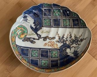 Chinese Oval Scallop Edge Porcelain Bowl. Measures 9.5" x 8.5". Photo 1 of 2.