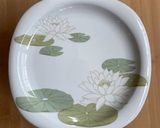 Rosenthal China Water Lily Suomi Pattern 6-Piece Place Setting: diner, salad, soup, bread, cup and saucer. Service for 10. Photo 3 of 5.