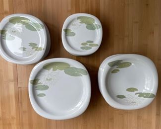 Rosenthal China Water Lily Suomi Pattern 6-Piece Place Setting: diner, salad, soup, bread, cup and saucer. Service for 10. Photo 2 of 5.