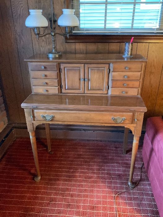 Cute little vintage desk, great condition 